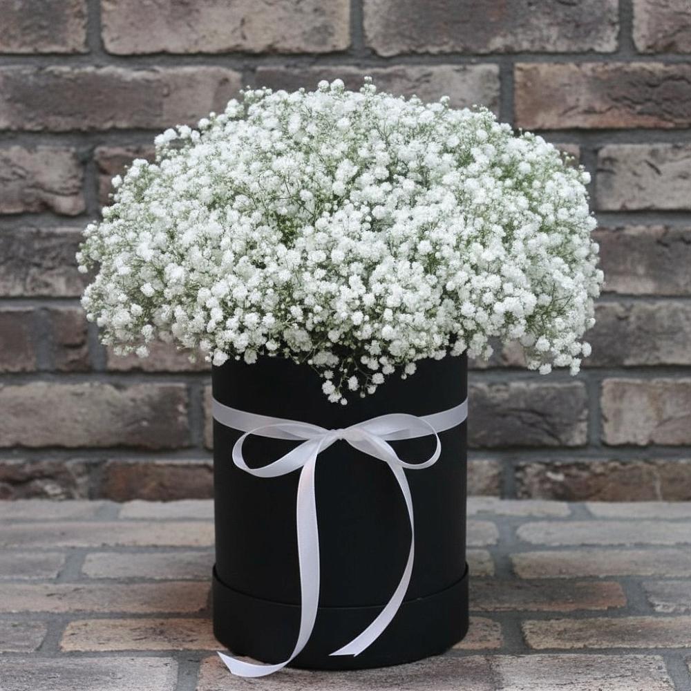 Цветочная композиция из Гипсофила в шляпной коробке в Якорная Щель