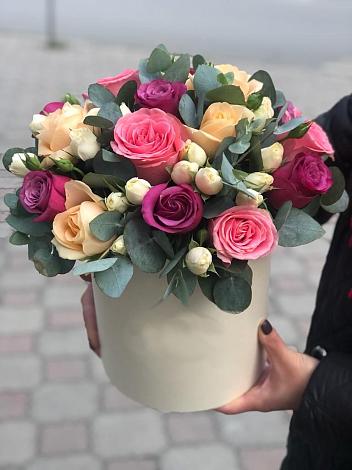 Цветочная композиция из Розы в шляпной коробке в Якорная Щель