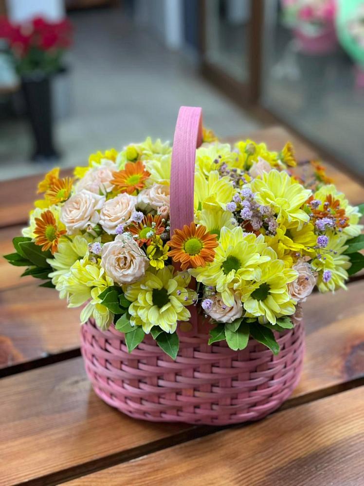 Цветочная композиция из Хризантемы и Розы в корзине в Якорная Щель