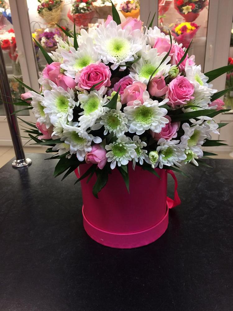 Цветочная композиция из Розы и Хризантемы в шляпной коробке в Якорная Щель