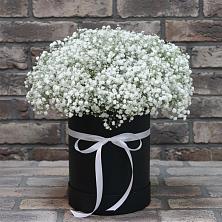 Цветочная композиция из Гипсофила в шляпной коробке в Якорная Щель