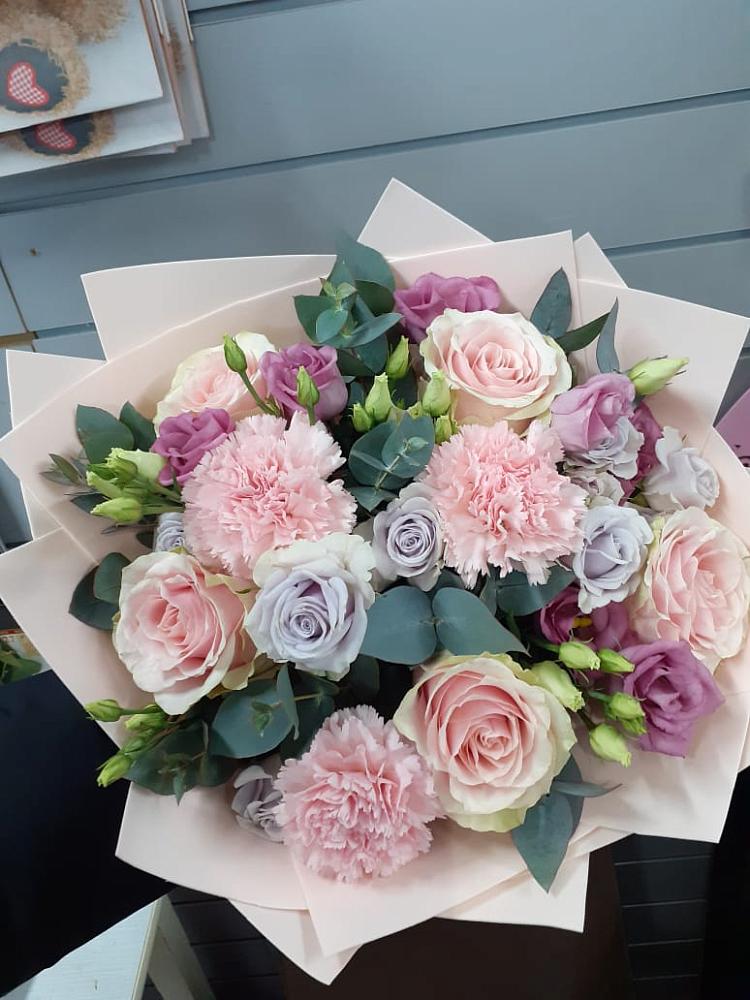 Букет цветов из: Розы, Гвоздики и Лизиантусы в Якорная Щель